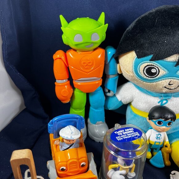 Lot Of 18 Assorted Toys With Plush Figures Vehicles Wristbands & Rainbow Loom - Picture 3 of 9